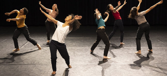 de-fugues-en-suites-salia-sanou-cie-mouvements-perpetuels-credit-laurent-philippe-danse-theatre-moliere-sete-3-1536x692-crop-53-60.jpg